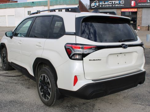 Used 2025 Subaru Forester Premium image 5