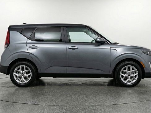 Used 2025 Kia Soul LX w/ LX Technology Package FWD image 11