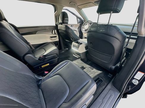 Used 2023 Kia Carnival LX FWD image 28