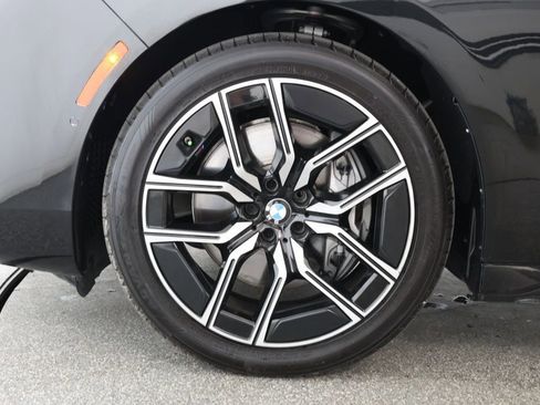 Used 2024 BMW 740i image 9