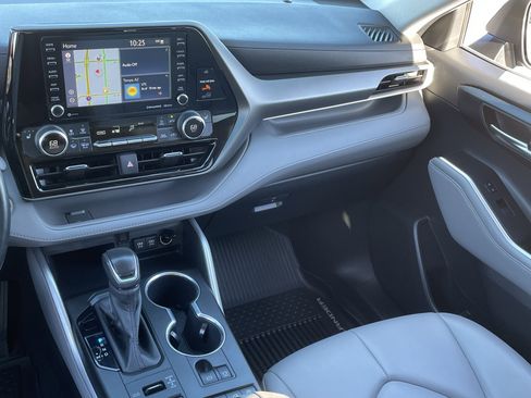 Used 2020 Toyota Highlander XLE image 15