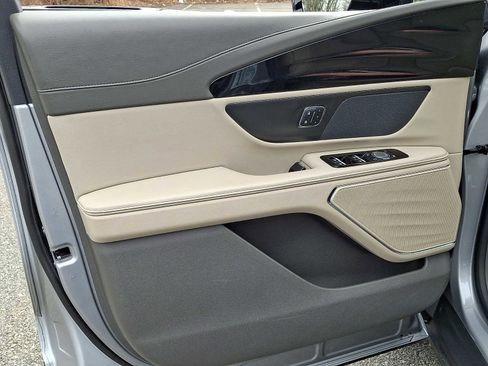 Used 2024 Lincoln Nautilus Premier image 12