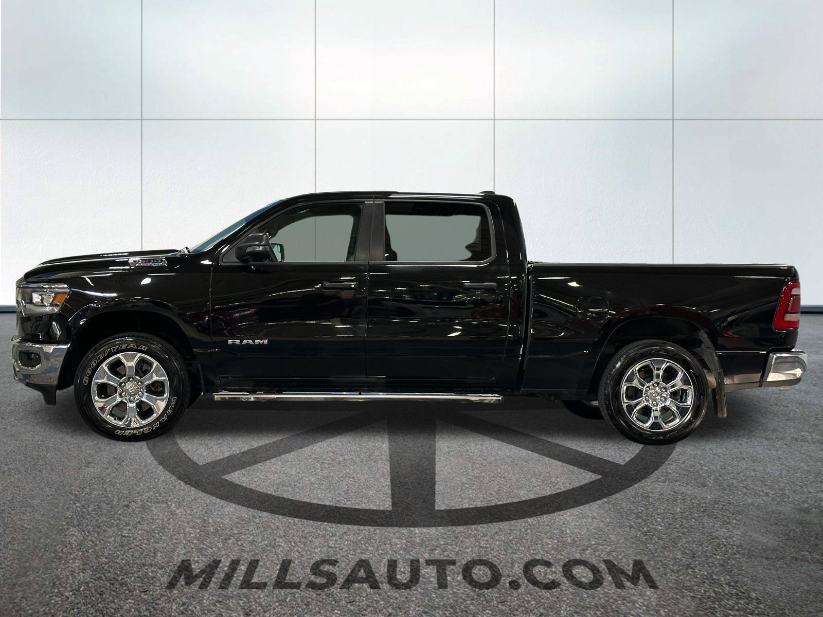 Used 2023 RAM 1500 Big Horn AWD/4WD image 3