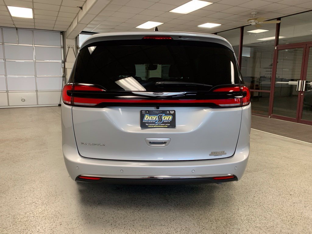 Used 2026 Chrysler Pacifica Select FWD image 5