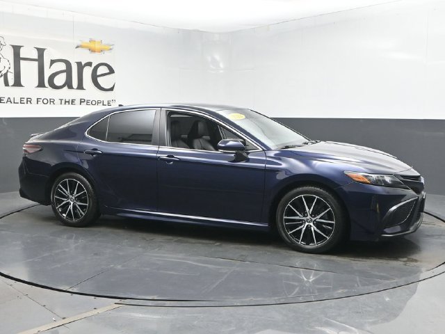 Used 2022 Toyota Camry SE FWD image 1