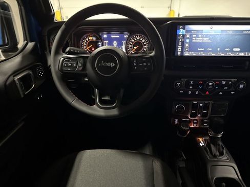 Used 2024 Jeep Wrangler Unlimited Rubicon w/ Capability Package AWD/4WD image 11