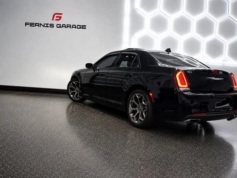 Used 2018 Chrysler 300 S w/ 300S Premium Group RWD image 2