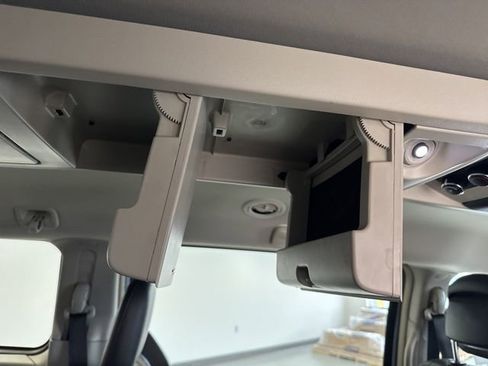 Used 2013 Chrysler Town & Country Touring image 30