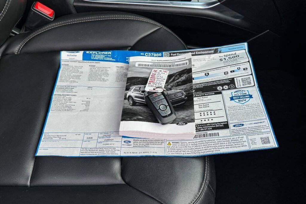 Used 2022 Ford Explorer XLT w/ Equipment Group 202A AWD/4WD image 33
