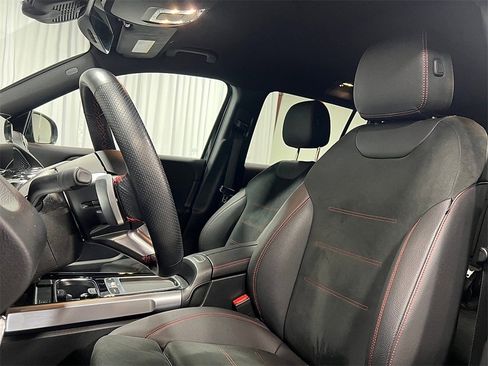 Used 2025 Mercedes-Benz GLB 250 4MATIC image 22