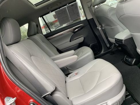 Used 2022 Toyota Highlander Platinum FWD image 12