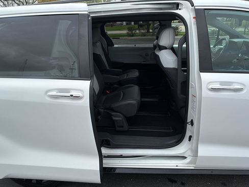 Used 2021 Toyota Sienna XSE w/ XSE Plus Package FWD image 17