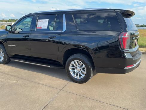 Used 2025 Chevrolet Suburban LT AWD/4WD image 7
