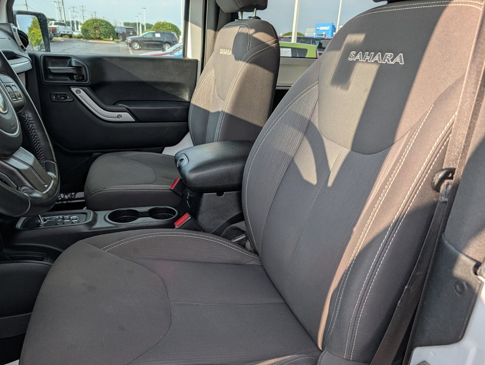 Used 2018 Jeep Wrangler Sahara w/ Connectivity Group AWD/4WD image 16