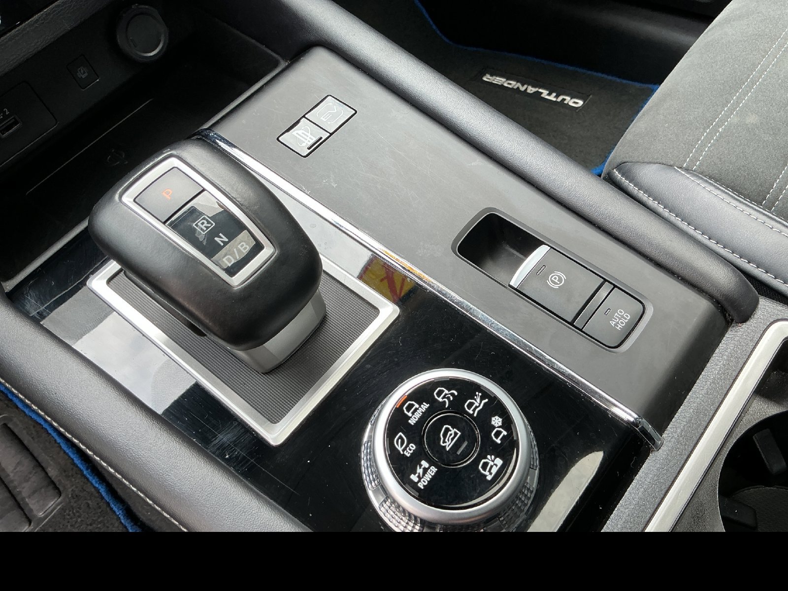 Used 2024 Mitsubishi Outlander 4WD Plug-In Hybrid image 24
