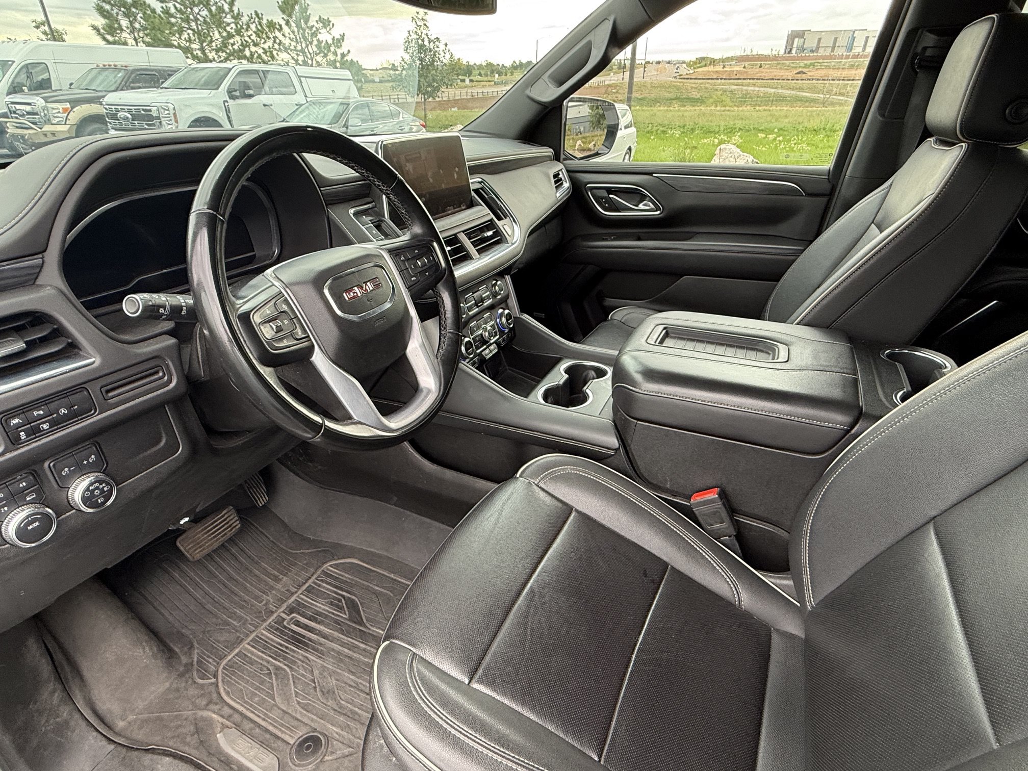 Used 2023 GMC Yukon XL SLT w/ SLT Premium Package AWD/4WD image 12