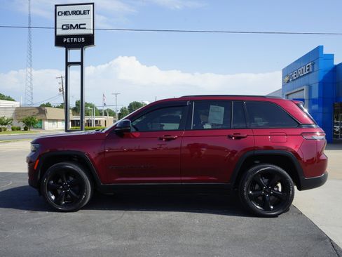 Used 2024 Jeep Grand Cherokee Altitude AWD/4WD image 2