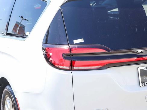 New 2027 Chrysler Pacifica Select FWD image 7