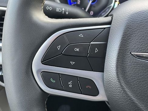 Used 2024 Chrysler Pacifica Touring-L FWD image 19