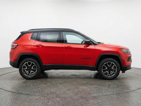 Used 2025 Jeep Compass Trailhawk AWD/4WD image 11