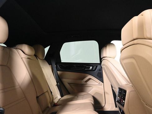 Certified 2023 Porsche Cayenne AWD/4WD image 19