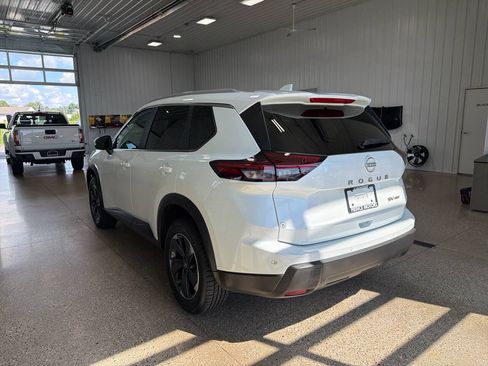 Used 2024 Nissan Rogue SV w/ SV Premium Package AWD/4WD image 3