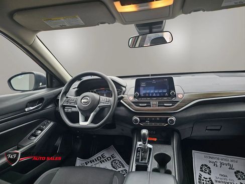 Used 2025 Nissan Altima 2.5 SV FWD image 16