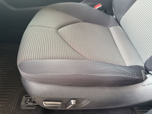 Used 2021 Toyota Highlander LE FWD image 14