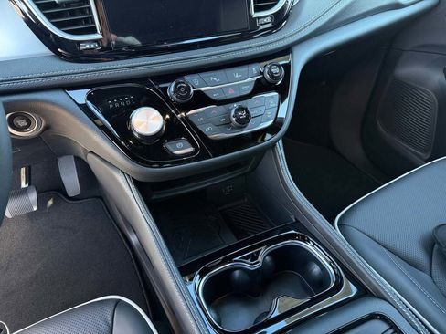New 2026 Chrysler Pacifica Limited image 23