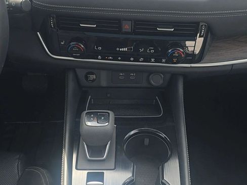 Used 2025 Nissan Rogue Platinum FWD image 29