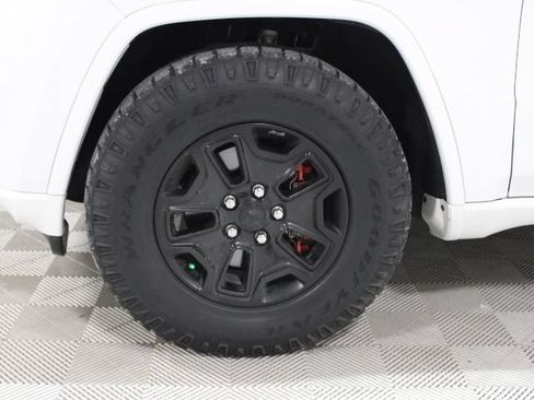 Used 2019 Jeep Grand Cherokee Altitude AWD/4WD image 40