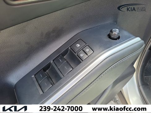 Used 2022 Toyota Highlander XLE FWD image 23