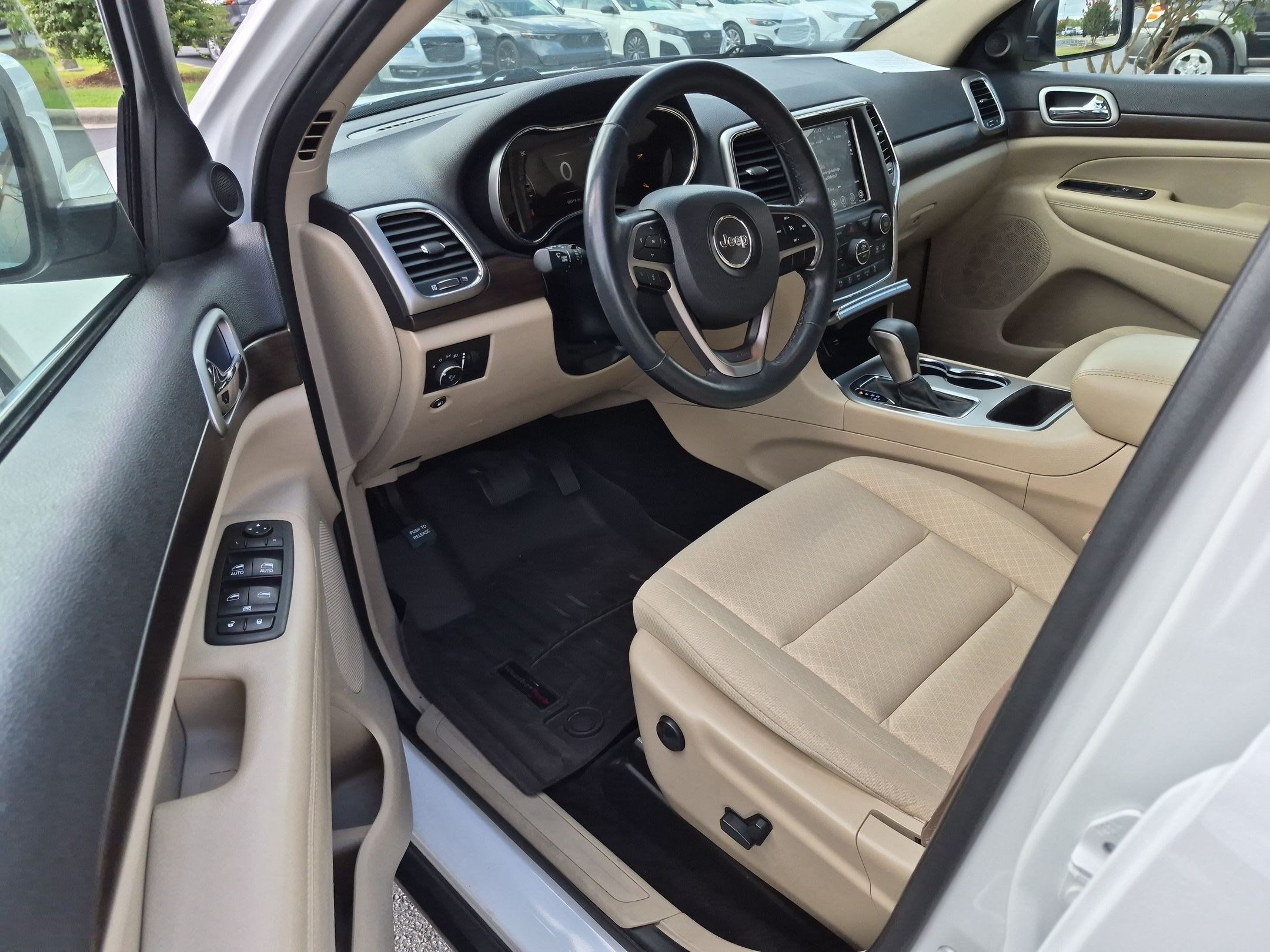 Used 2018 Jeep Grand Cherokee Laredo RWD image 11