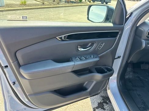 Used 2025 Honda Pilot Touring image 11