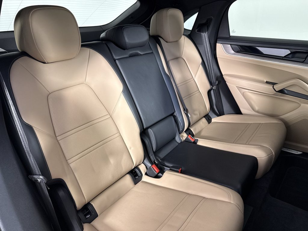 Certified 2024 Porsche Cayenne Coupe AWD/4WD image 22