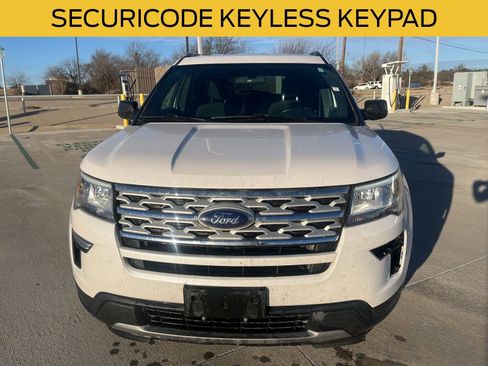 Used 2018 Ford Explorer XLT image 2