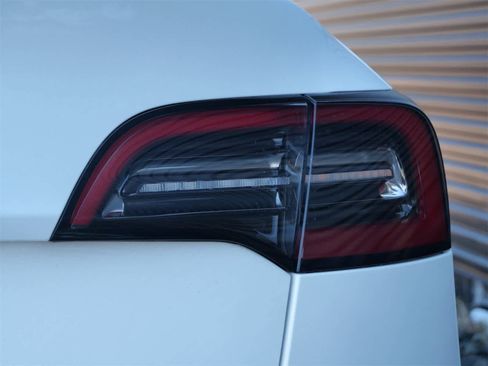 Used 2022 Tesla Model Y Long Range image 9