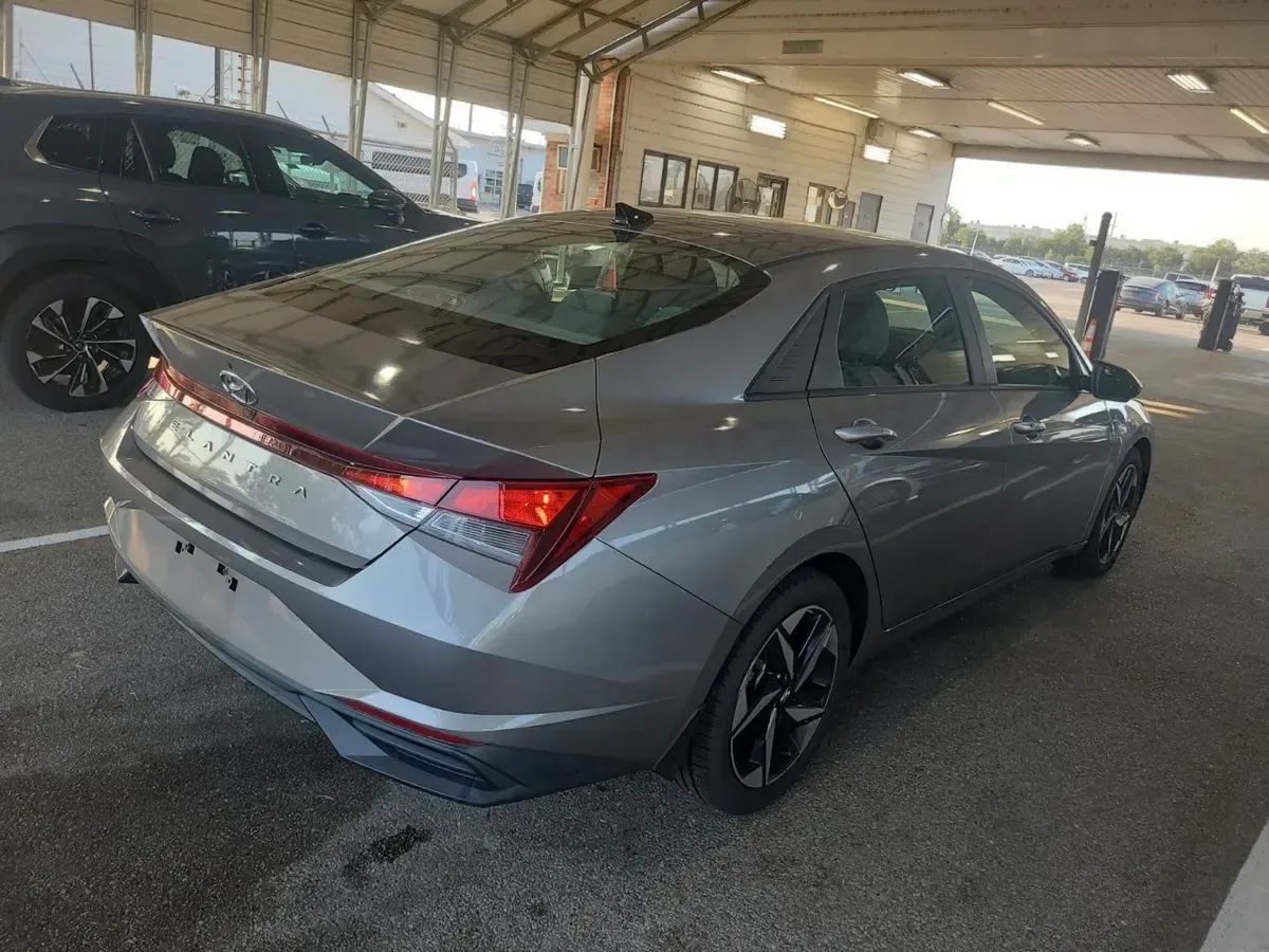 Used 2023 Hyundai Elantra SEL w/ Convenience Package FWD image 5