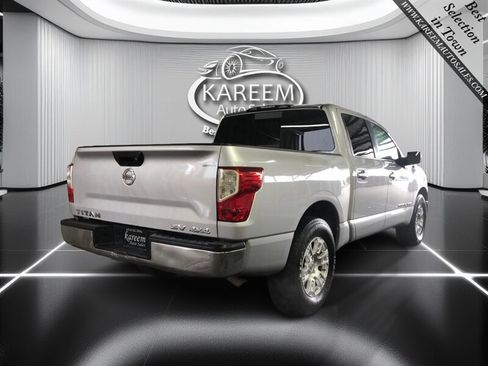 Used 2018 Nissan Titan SV image 5