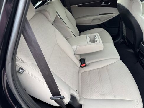 Used 2017 Kia Sorento LX w/ LX Convenience Package image 18
