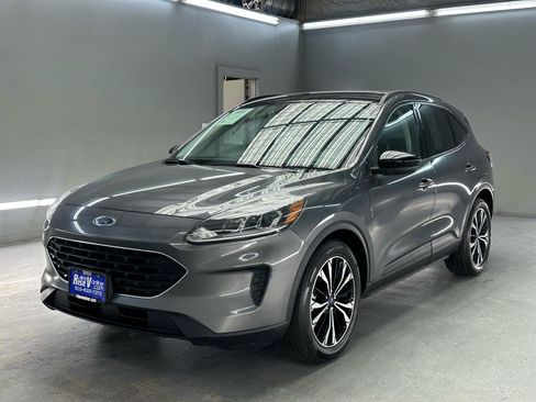 Used 2022 Ford Escape SE w/ SE Sport Appearance Package FWD image 3