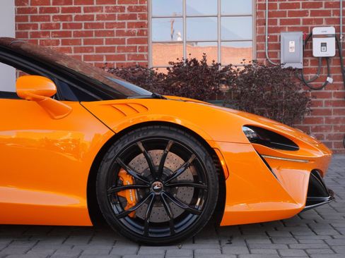 Used 2025 McLaren Artura Spider RWD image 7