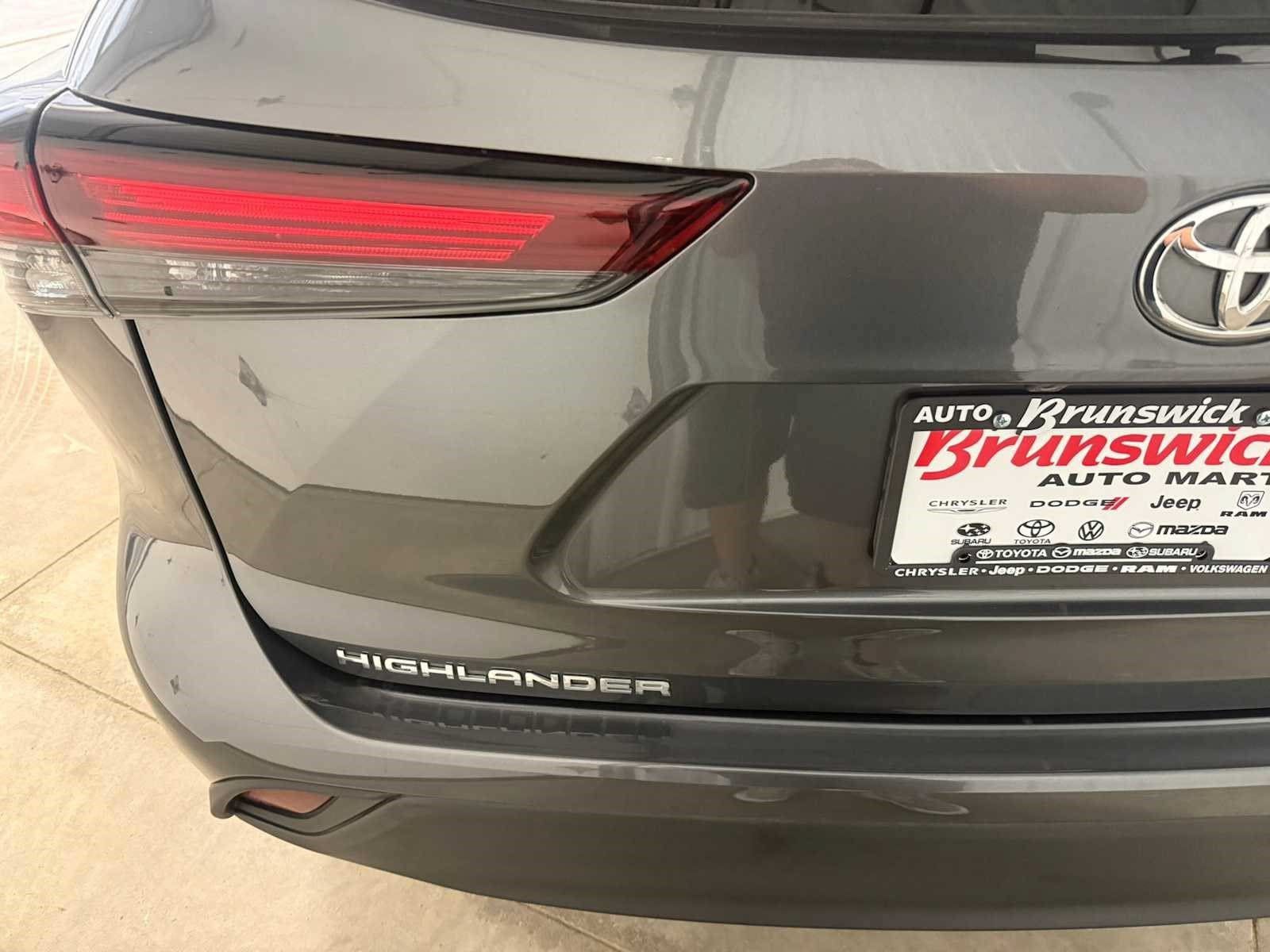 Used 2024 Toyota Highlander XLE AWD/4WD image 17