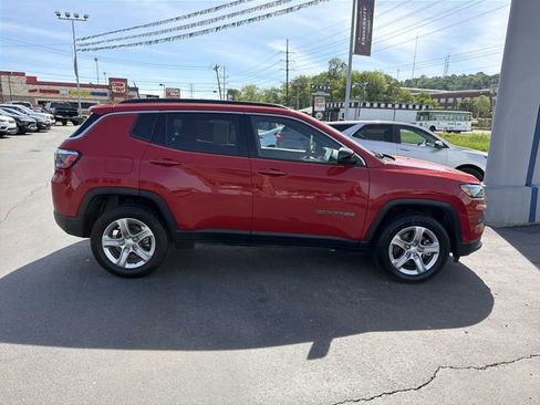 Used 2024 Jeep Compass Latitude AWD/4WD image 2