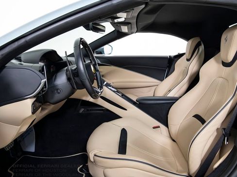Used 2024 Ferrari Roma Spider RWD image 5