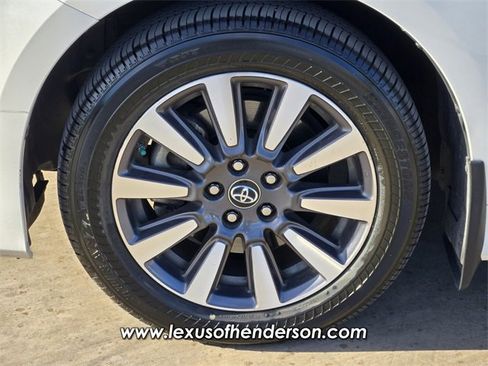 Used 2018 Toyota Sienna XLE w/ XLE Navigation Package image 9