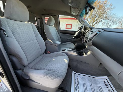 Used 2011 Toyota Tacoma 4x4 Access Cab image 8
