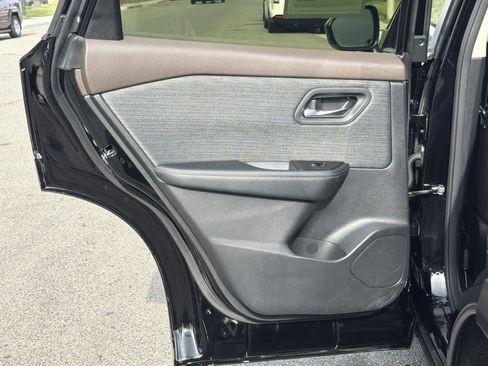 Used 2023 Nissan Rogue SV image 26