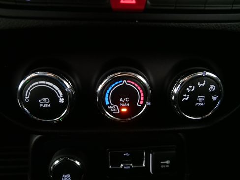 Used 2015 Jeep Renegade Latitude w/ Cold Weather Group II image 23