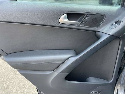Used 2015 Volkswagen Tiguan SEL FWD image 17